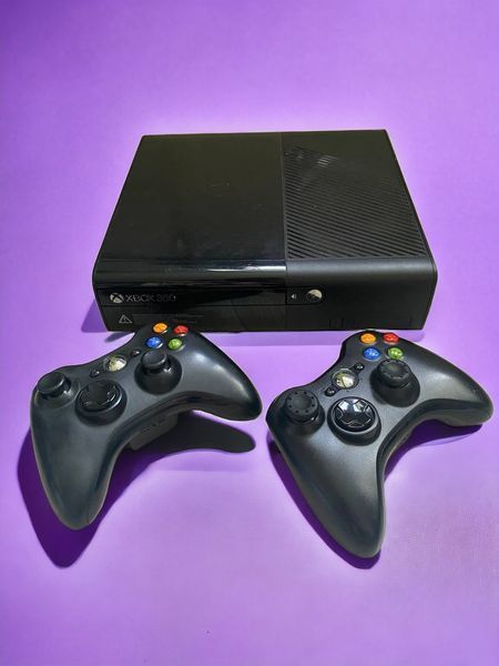 Стаціонарна ігрова консоль Microsoft Xbox 360 E 500 ГБ + 2 джойстики, 100 ігор 2186597748 фото