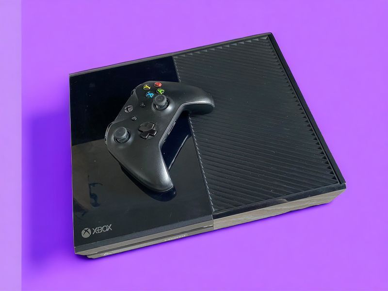 Стаціонарна ігрова приставка Microsoft Xbox One 500 ГБ, чорна, з джойстиком 02210 фото