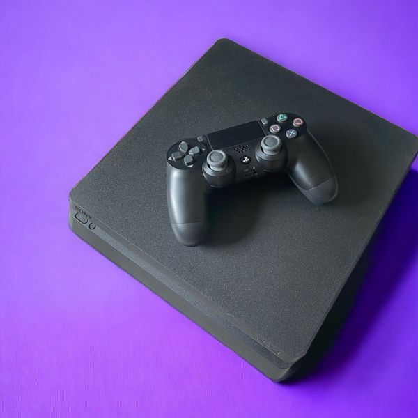 Стаціонарна ігрова консоль PlayStation 4 Slim 1 ТВ, 1 джойстик, Гарантія 02210 фото